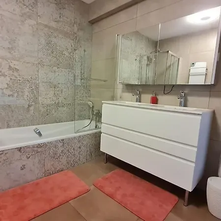 Avec Terrasse, Piscine Et Garage A 400m Apartment Antibes