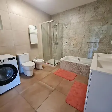 Avec Terrasse, Piscine Et Garage A 400m *