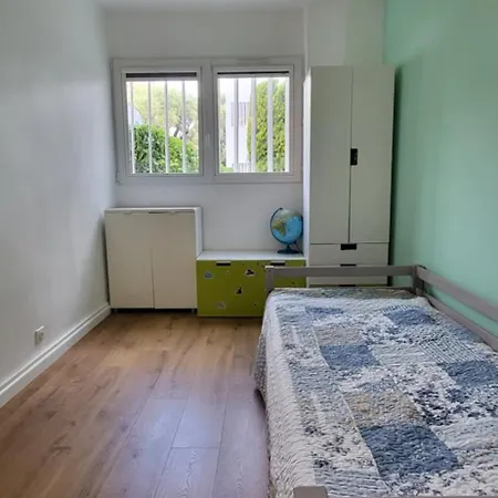 Lägenhet Avec Terrasse, Piscine Et Garage A 400m